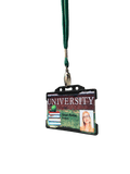Dunkelgrünes Lanyard mit Metallclip und befestigtem Ausweishalter